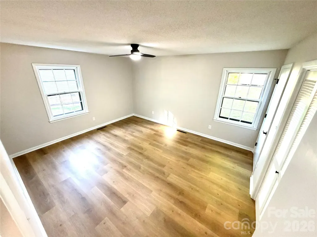 1880 Woodridge Circle Hickory NC 28602