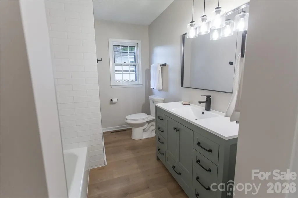 1880 Woodridge Circle Hickory NC 28602