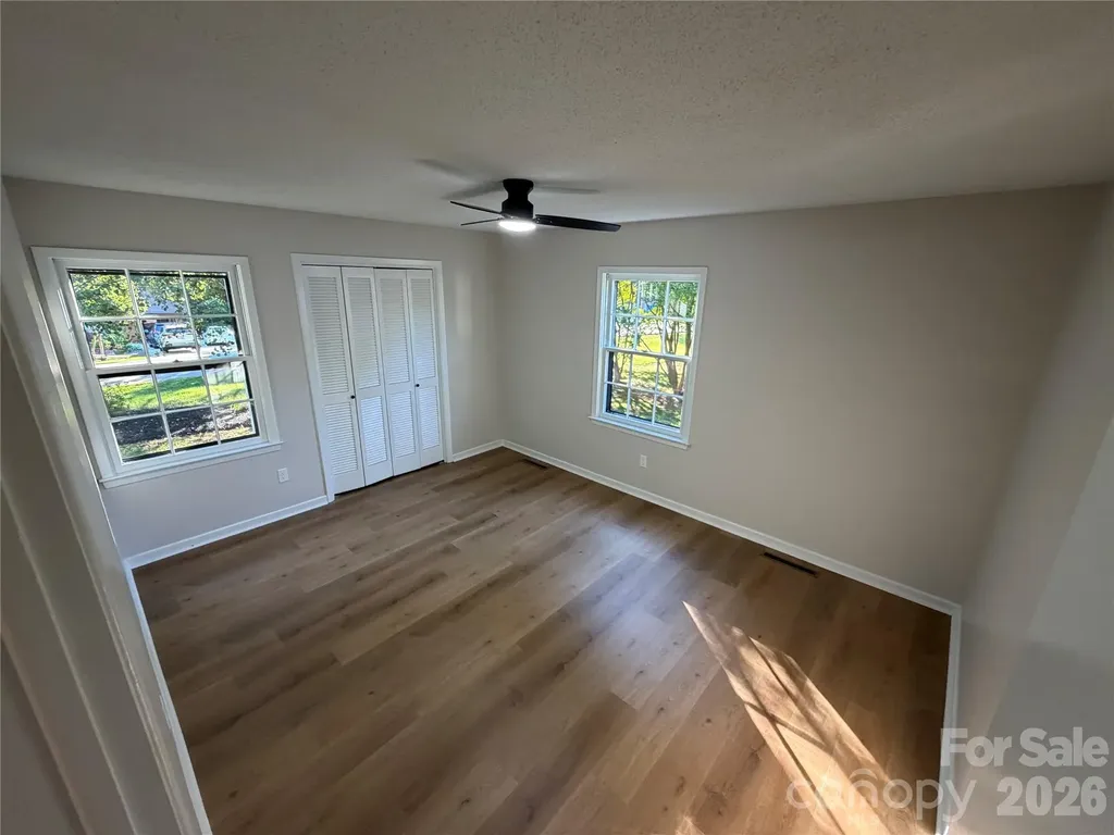 1880 Woodridge Circle Hickory NC 28602