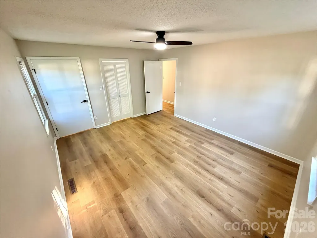 1880 Woodridge Circle Hickory NC 28602