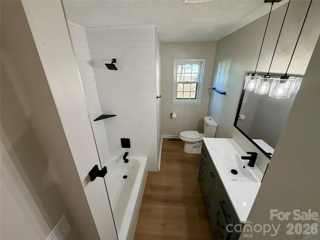 1880 Woodridge Circle Hickory NC 28602