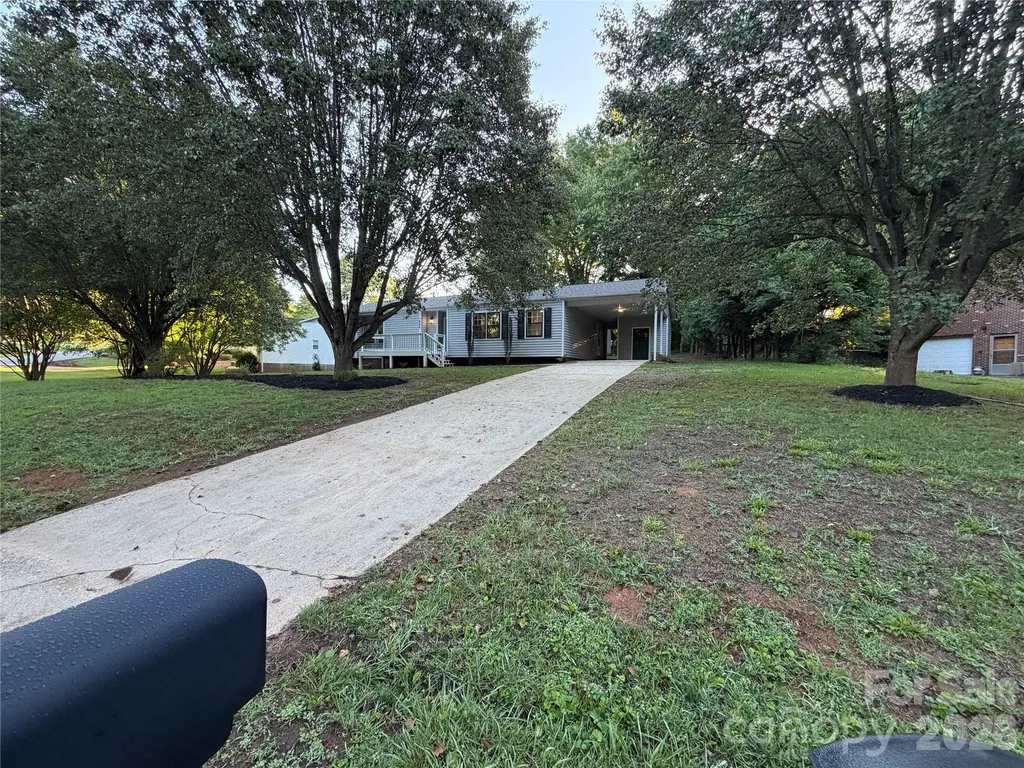 1880 Woodridge Circle Hickory NC 28602