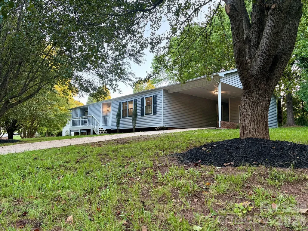 1880 Woodridge Circle Hickory NC 28602
