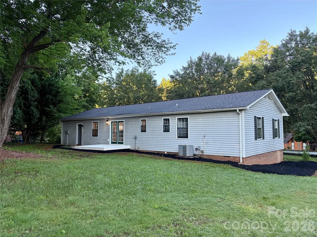 1880 Woodridge Circle Hickory NC 28602