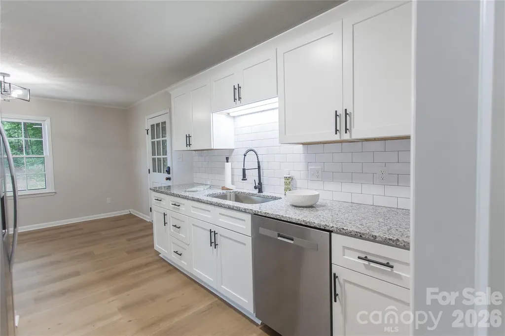 1880 Woodridge Circle Hickory NC 28602