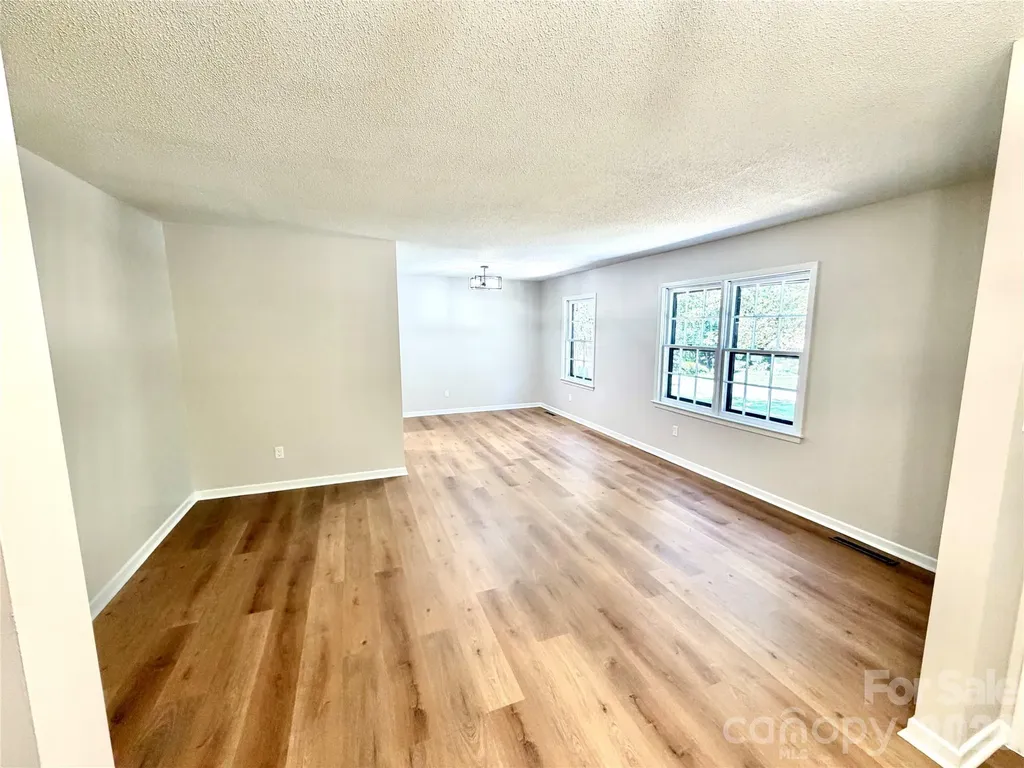 1880 Woodridge Circle Hickory NC 28602