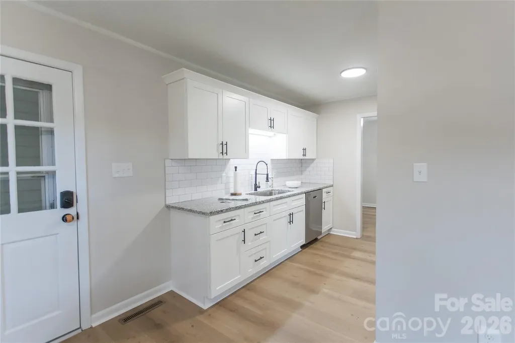 1880 Woodridge Circle Hickory NC 28602