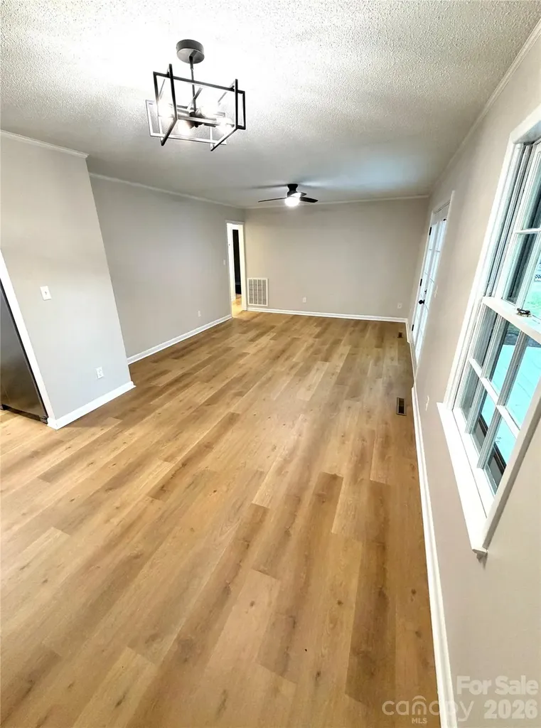 1880 Woodridge Circle Hickory NC 28602