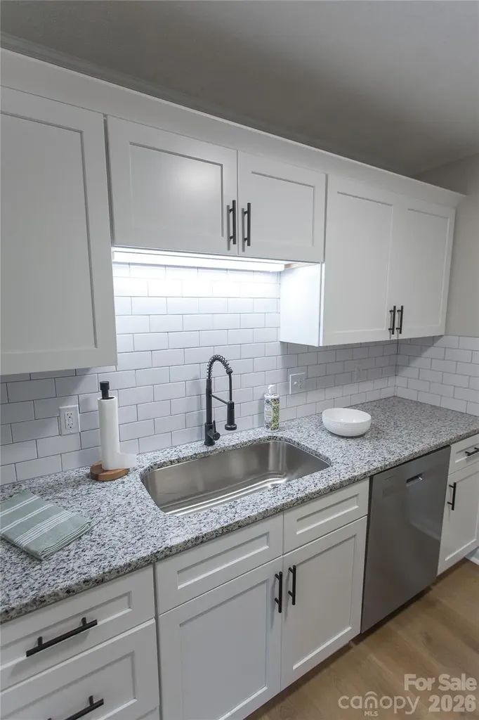 1880 Woodridge Circle Hickory NC 28602