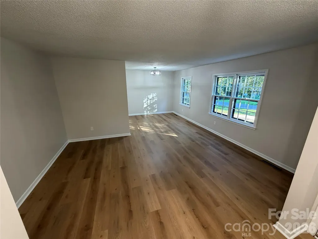 1880 Woodridge Circle Hickory NC 28602