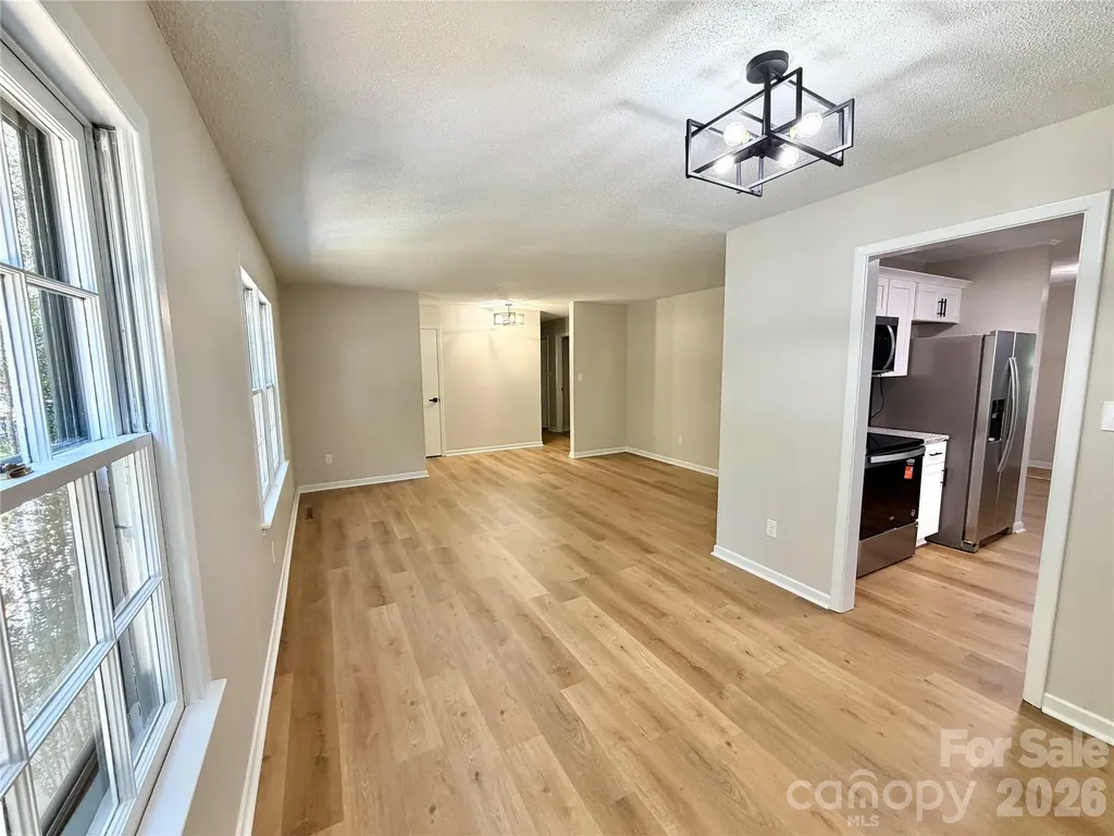 1880 Woodridge Circle Hickory NC 28602