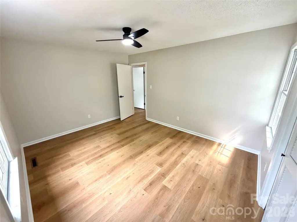1880 Woodridge Circle Hickory NC 28602