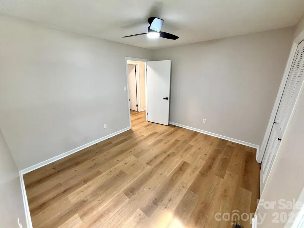 1880 Woodridge Circle Hickory NC 28602