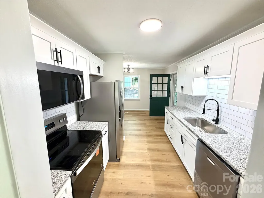 1880 Woodridge Circle Hickory NC 28602