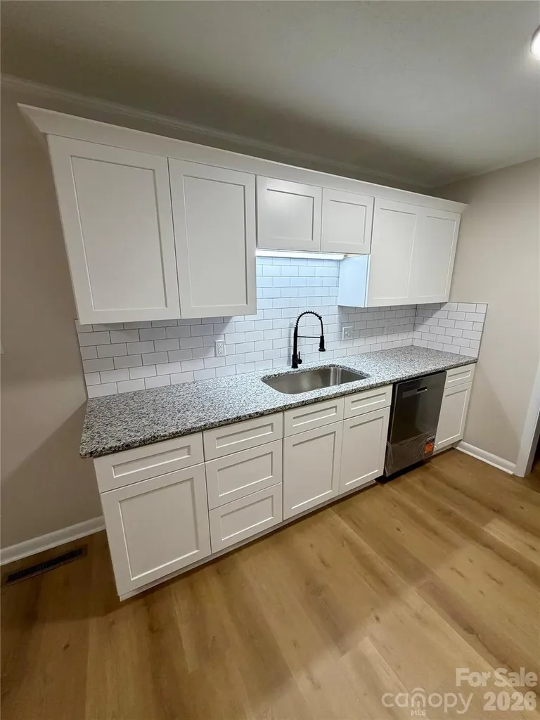 1880 Woodridge Circle Hickory NC 28602