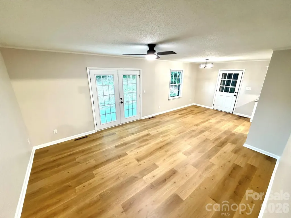 1880 Woodridge Circle Hickory NC 28602