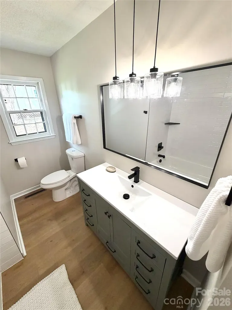 1880 Woodridge Circle Hickory NC 28602