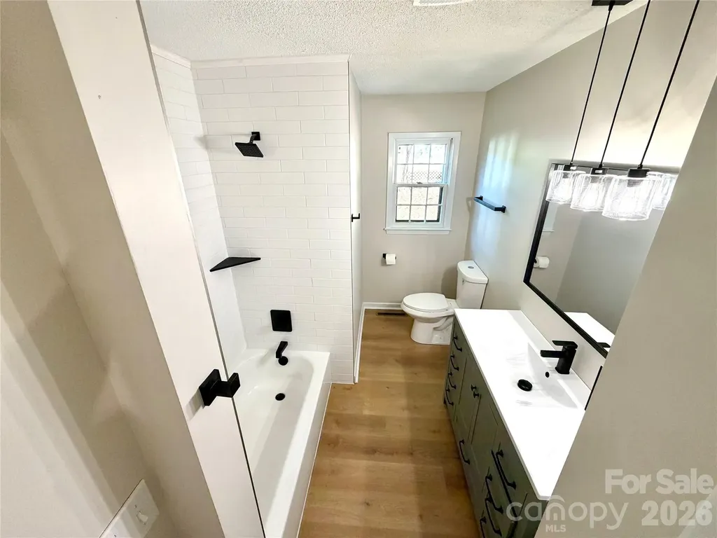 1880 Woodridge Circle Hickory NC 28602