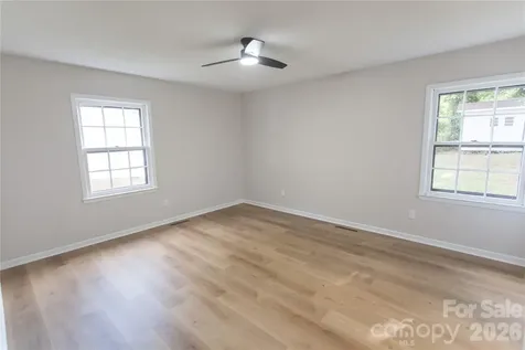 1880 Woodridge Circle Hickory NC 28602