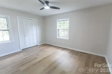 1880 Woodridge Circle Hickory NC 28602