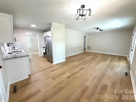 1880 Woodridge Circle Hickory NC 28602