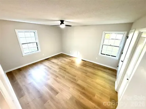1880 Woodridge Circle Hickory NC 28602