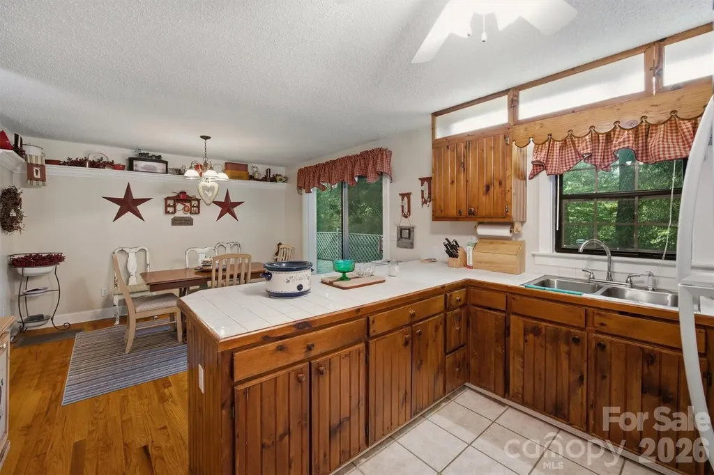 5513 Old Linville Road Marion NC 28752