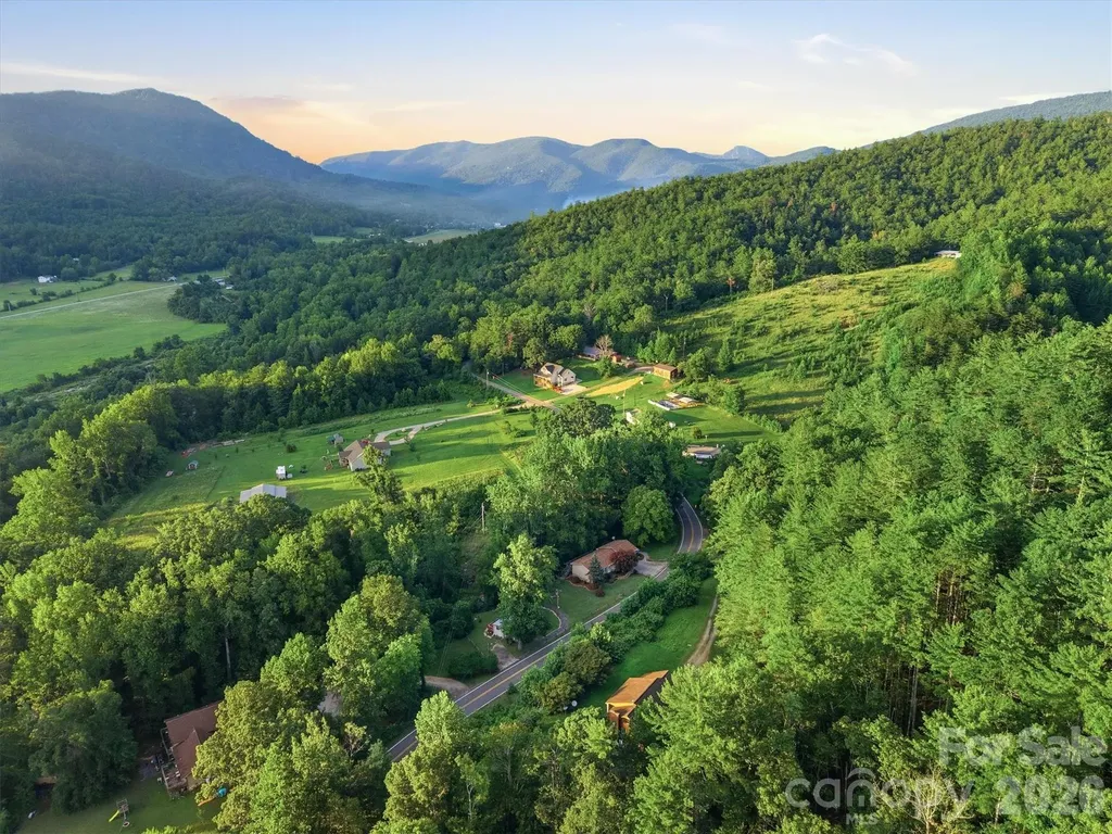 5513 Old Linville Road Marion NC 28752