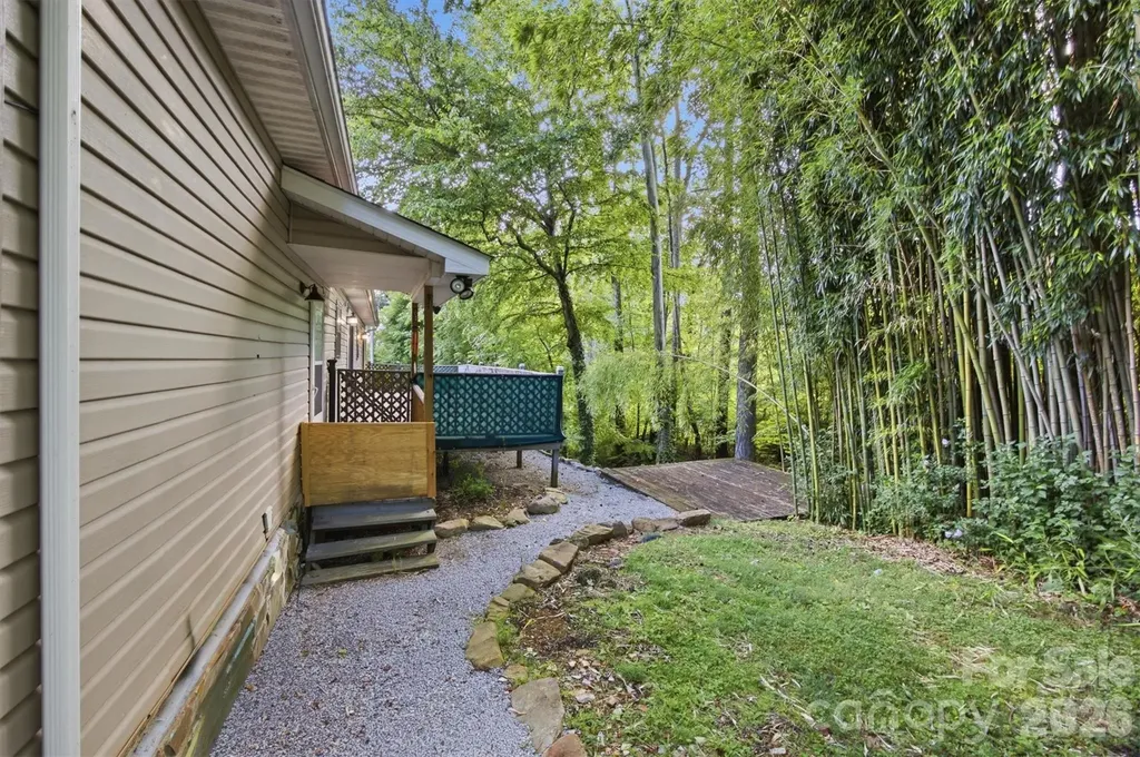 5513 Old Linville Road Marion NC 28752