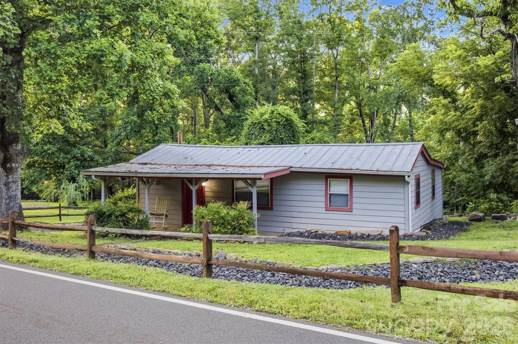 5513 Old Linville Road Marion NC 28752
