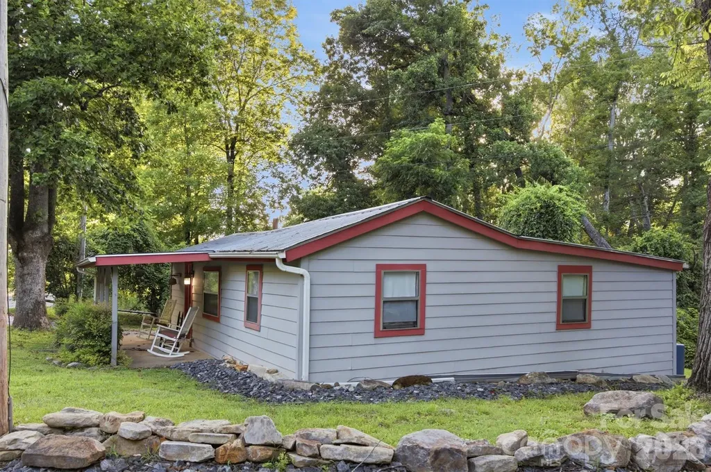 5513 Old Linville Road Marion NC 28752