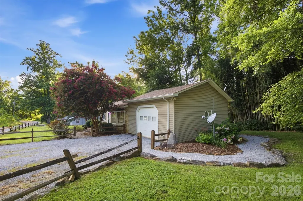 5513 Old Linville Road Marion NC 28752
