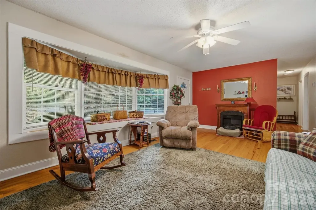 5513 Old Linville Road Marion NC 28752