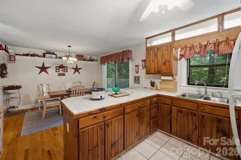 5513 Old Linville Road Marion NC 28752