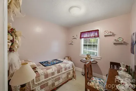 5513 Old Linville Road Marion NC 28752