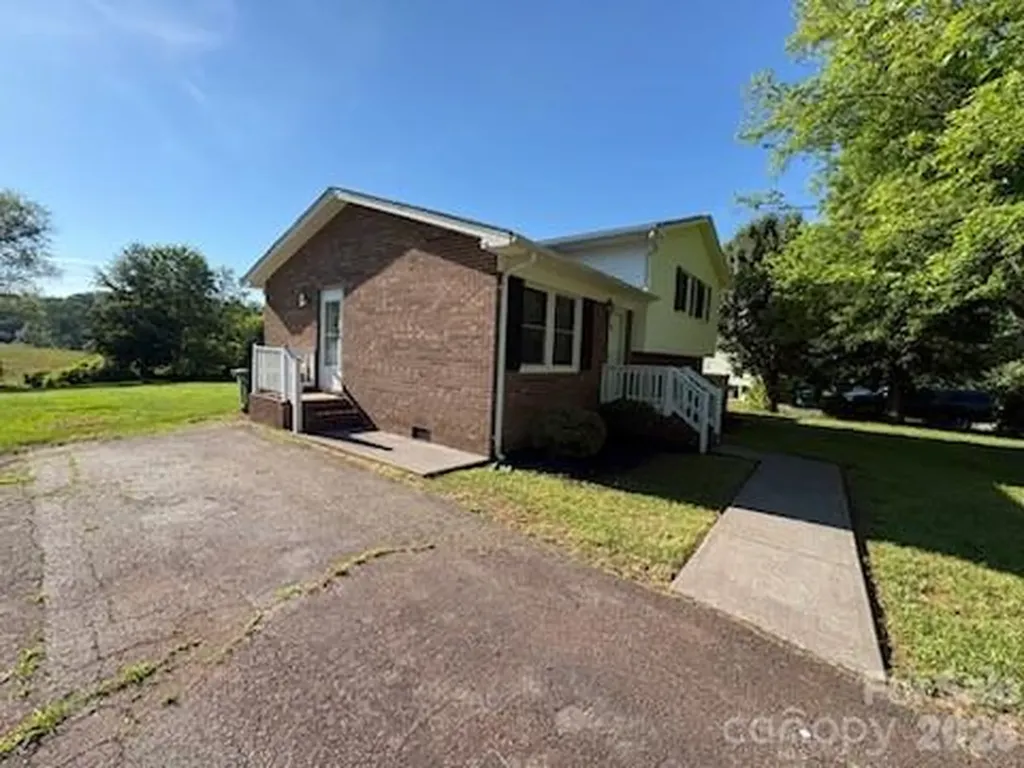 122 Wallace Street Boonville NC 27011