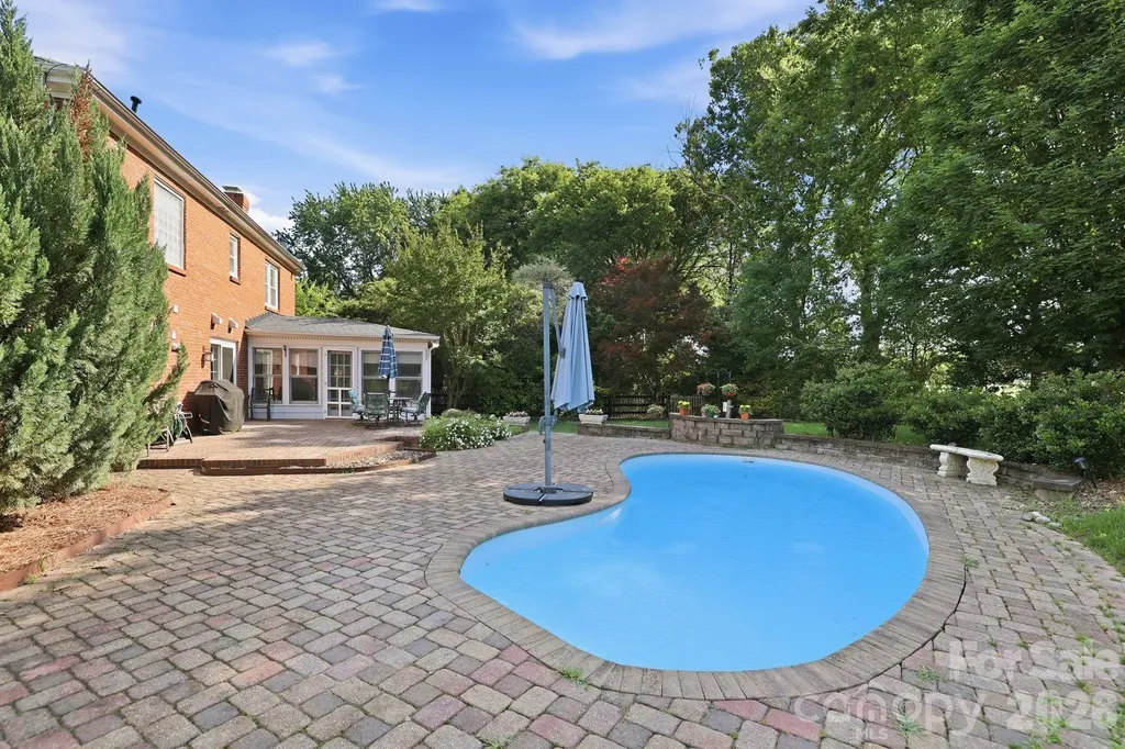 4612 Deanscroft Drive Charlotte NC 28226