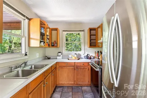 1828 Mckenzie Way S Old Fort NC 28762