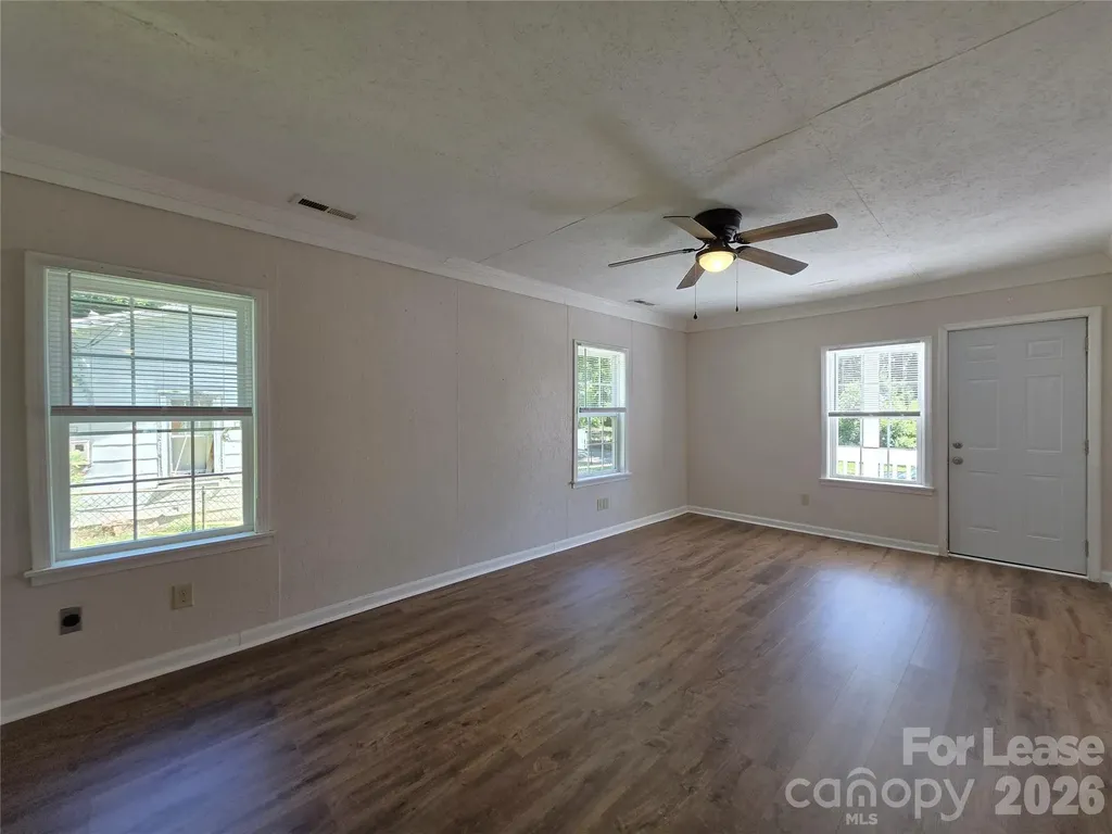 922 S Meeting Street Statesville NC 28677