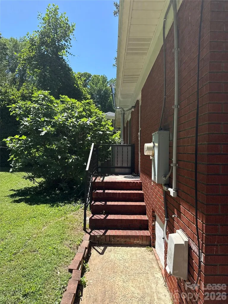 932 Hickory Nut Street Charlotte NC 28205
