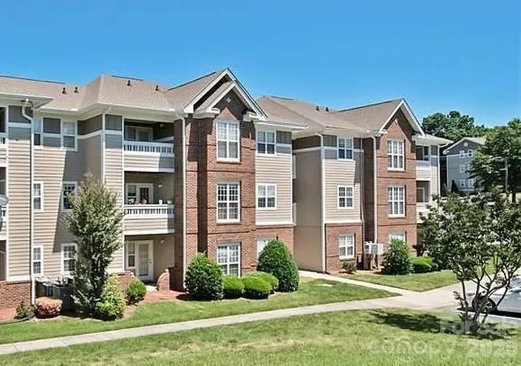 9810 Campus Walk Lane Charlotte NC 28262