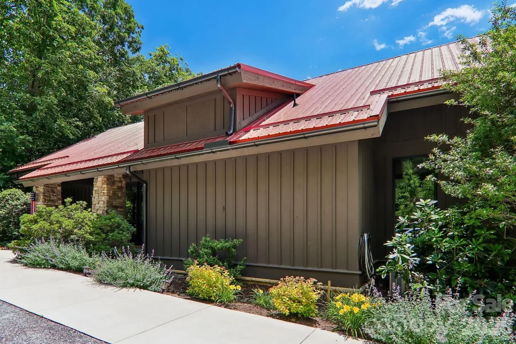 11 Magnolia Branch Drive Zirconia NC 28790