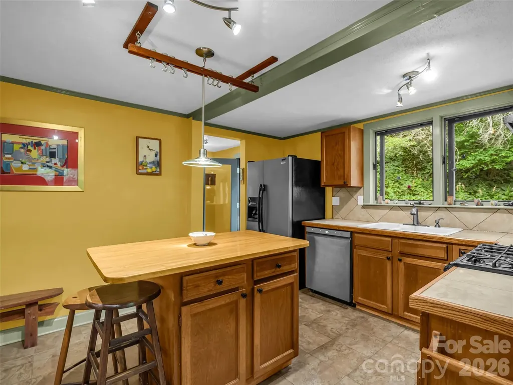 2212 Green River Road Zirconia NC 28790