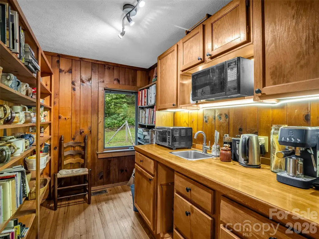 2212 Green River Road Zirconia NC 28790