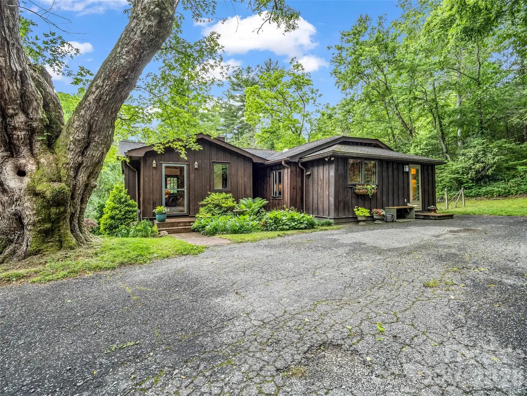 2212 Green River Road Zirconia NC 28790