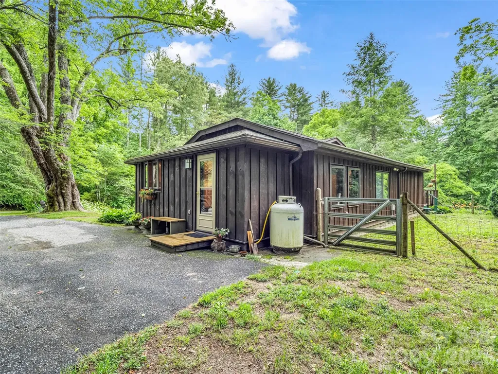 2212 Green River Road Zirconia NC 28790