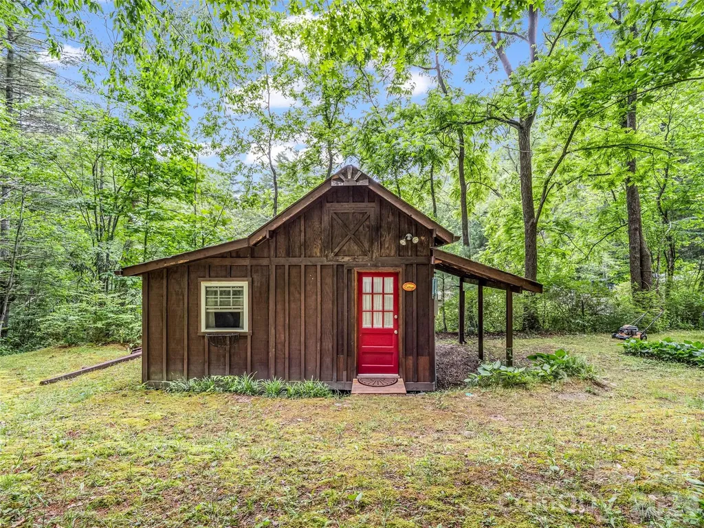 2212 Green River Road Zirconia NC 28790