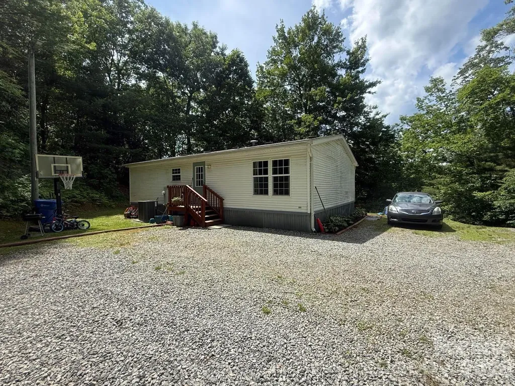 811 Turkey Pen Gap Road Horse Shoe NC 28742