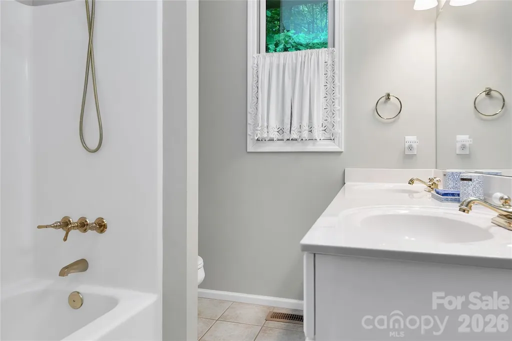 154 Chestnut Lane Cedar Mountain NC 28718