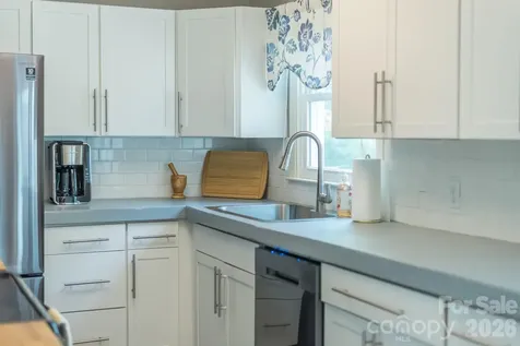 16 Oakley Dogwood Drive Asheville NC 28803